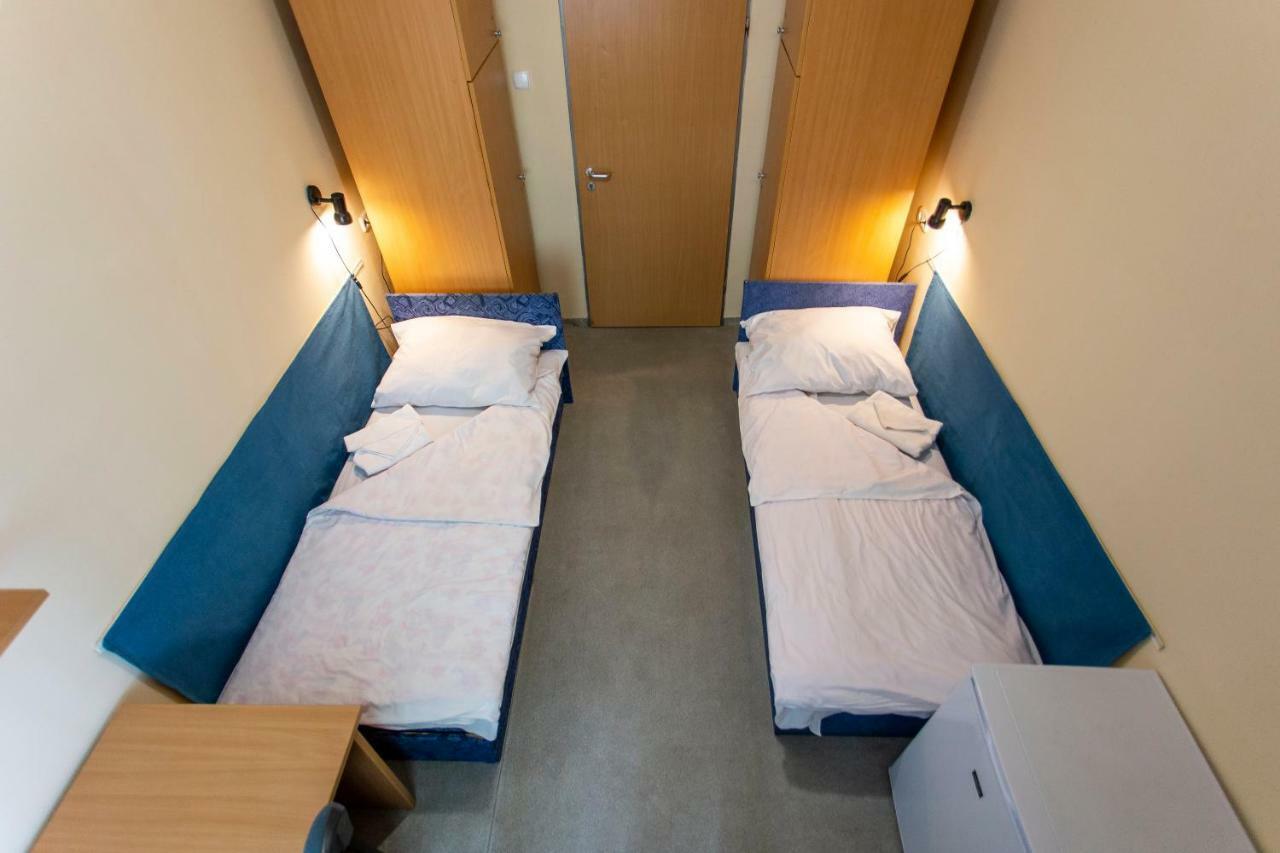 Pd Hostel Dunaujvaros Bagian luar foto