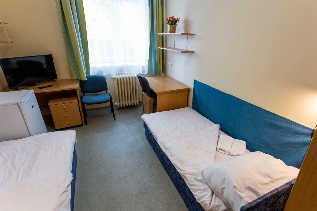 Pd Hostel Dunaujvaros Bagian luar foto
